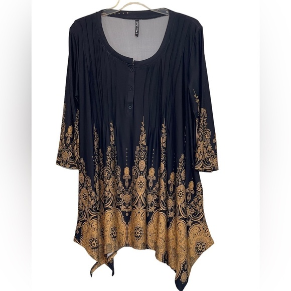 White Mark black Scroll, 3/4” sleeve, handkerchief hem top. EUC Size 2 XL - Picture 3 of 6